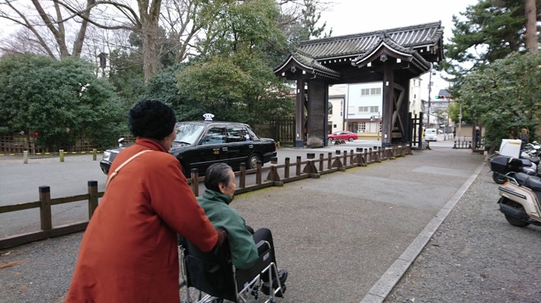 京都御苑の中立売北休憩所で美味しいおそばをいただきました。