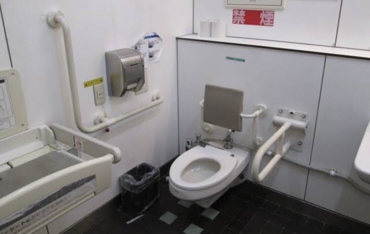 練馬駅の男女別トイレの奥にある誰でもトイレ